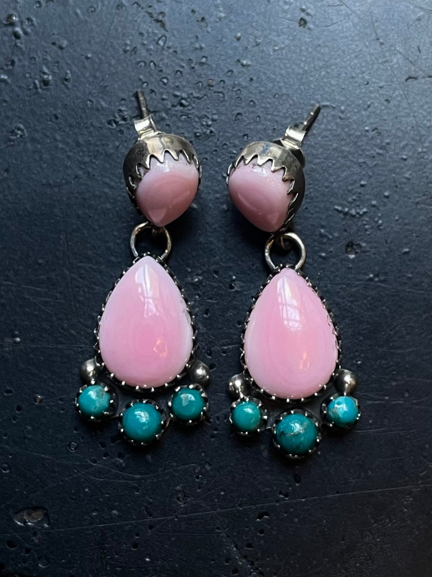 Pink Conch Kingman Turquoise Earrings | Teardrop Cluster Stud E670