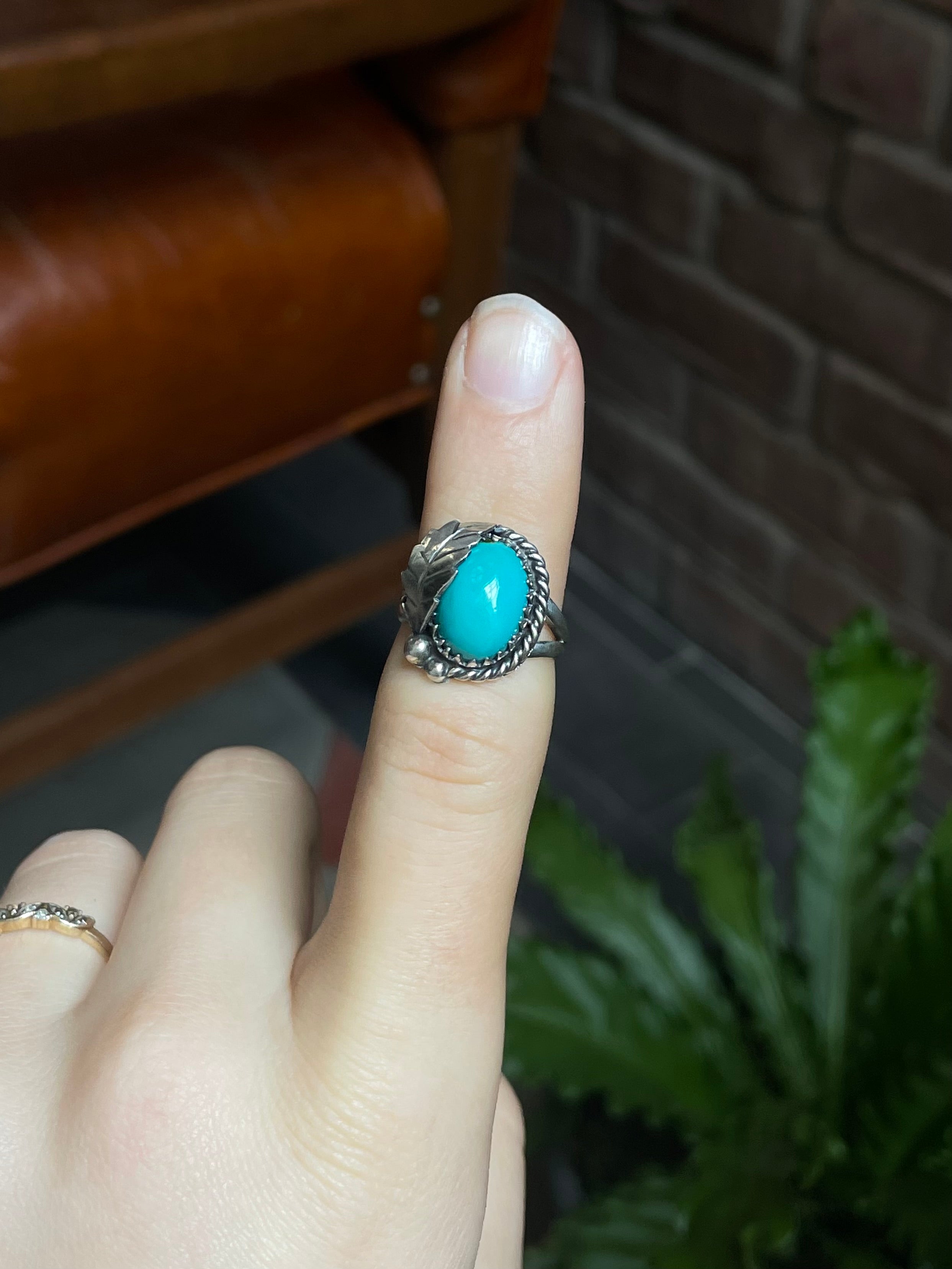 Kingman Turquoise Oval Leaf Ring | Sterling Silver | Size 6 | A278