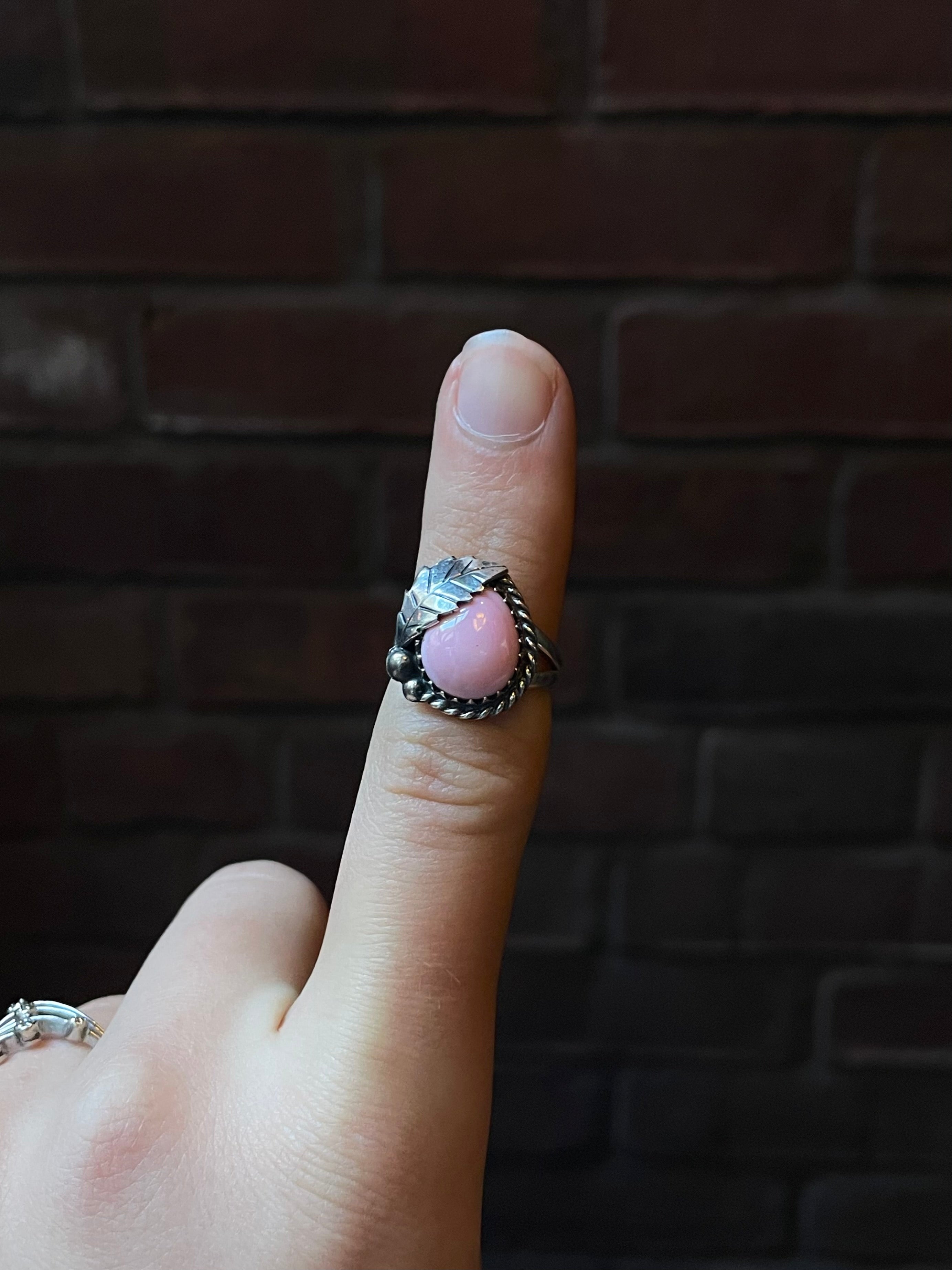 Oval Leaf Pink Conch Ring | Sterling Silver | Size 6 | A274