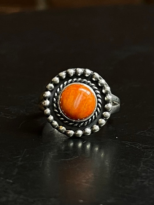 Spiny Oyster Round Ring | Sterling Silver | Size 7 | A483