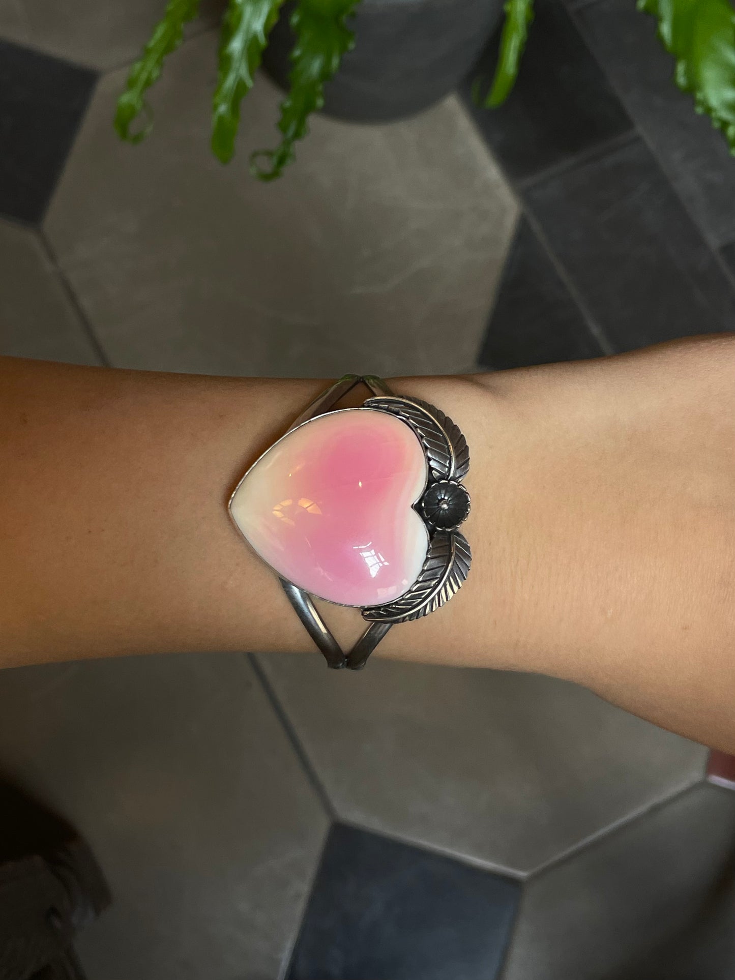 Pink Conch Heart Cuff | Floral Leaf Accent | 925 Silver E535
