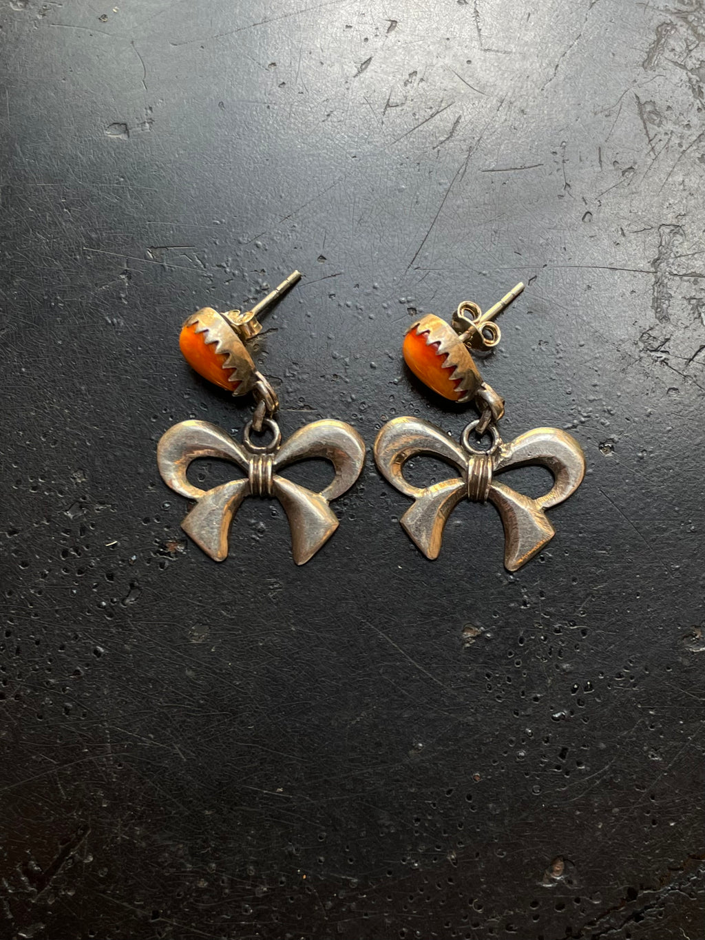 Spiny Oyster Bow Stud Earrings | 925 Sterling Silver G652
