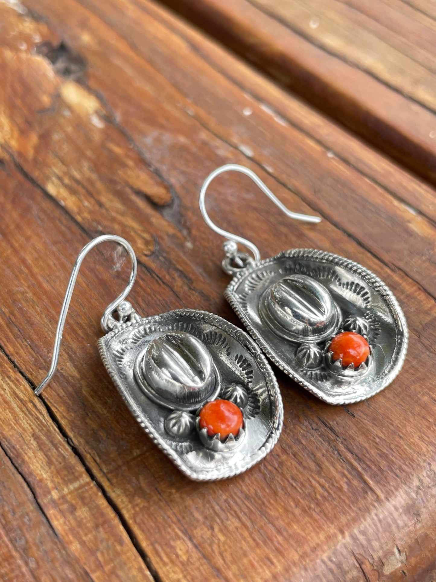 Spiny Oyster Cowboy Hat Dangle Earrings | Sterling Silver B954